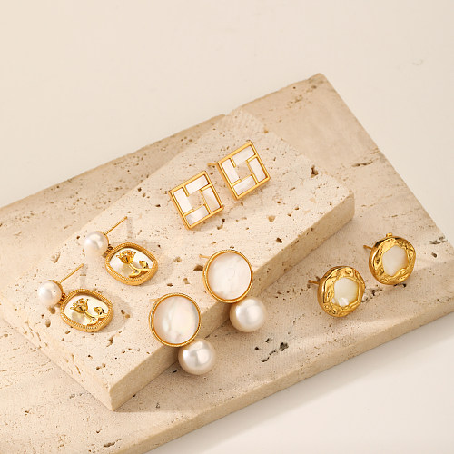 1 paire de clous d'oreilles plaqués or 18 carats, ronds et carrés, incrustations de fleurs, coquille de perles en cuivre