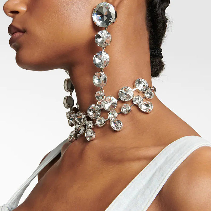 Glamouröse, luxuriöse Ohrringe mit geometrischer Verkupferung und Intarsien aus Strasssteinen