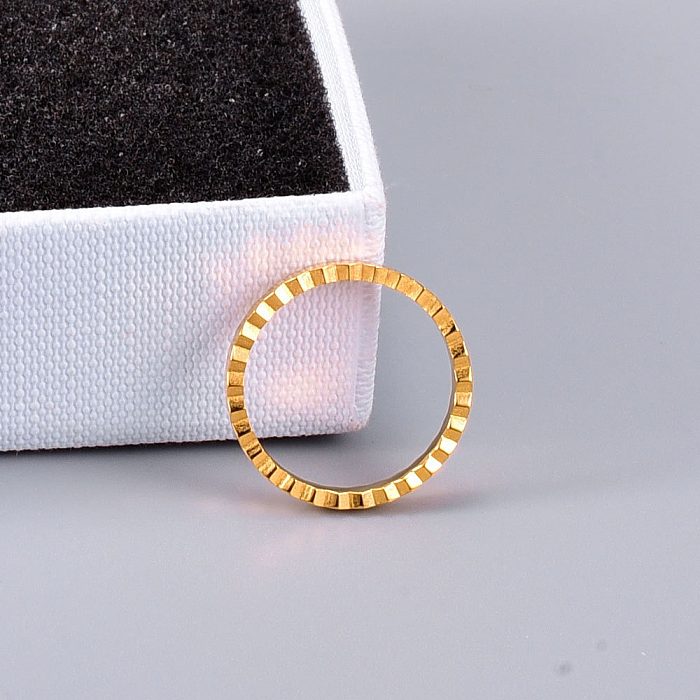 Einfache, einfarbige, vergoldete Ringe mit Titanstahlbeschichtung