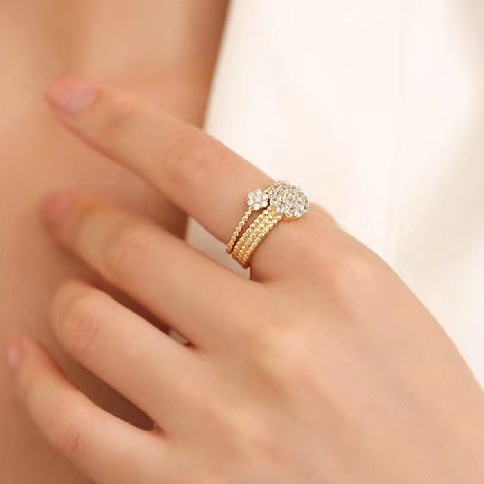 Offene Ringe im modernen Stil mit einfarbigem Kupfer-Inlay und künstlichen Edelsteinen