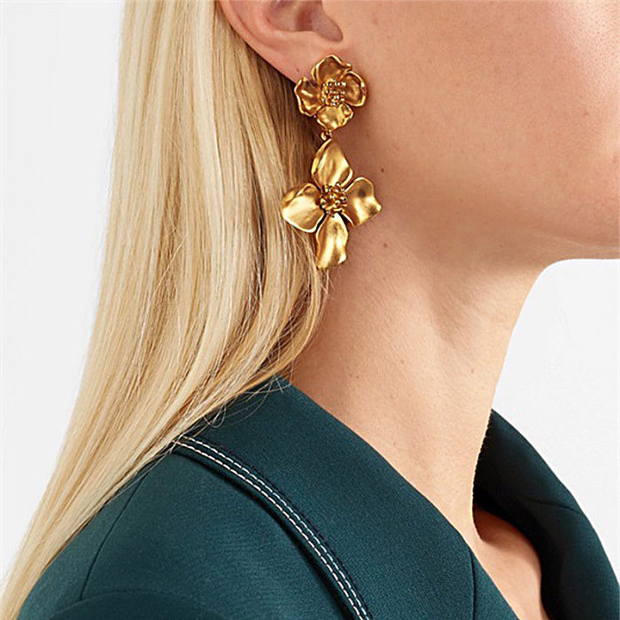 1 paire de boucles d'oreilles rétro en cuivre plaqué or avec fleurs