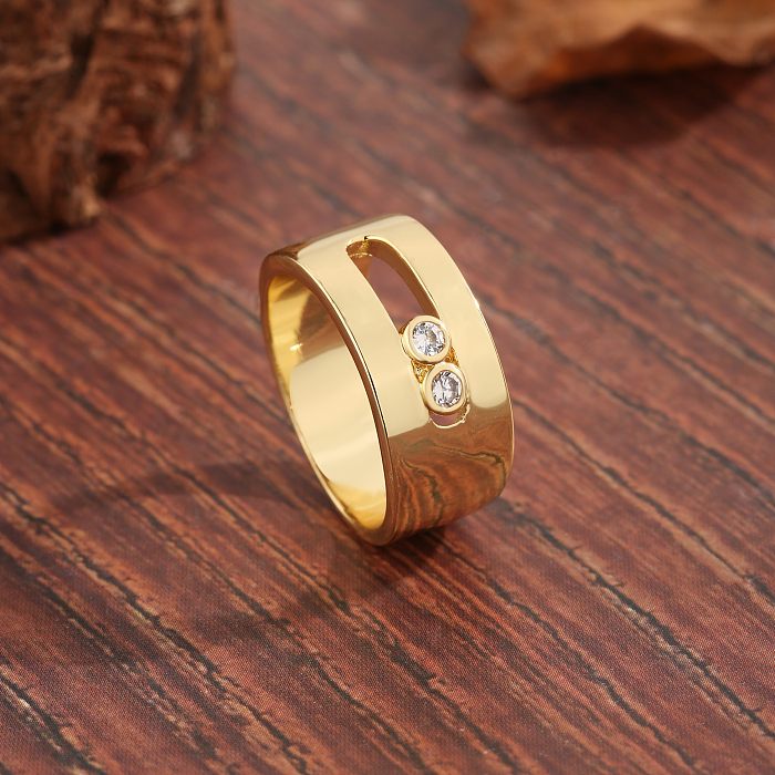O chapeamento de cobre redondo do estilo simples escava anéis largos banhados a ouro do zircão 18K do embutimento