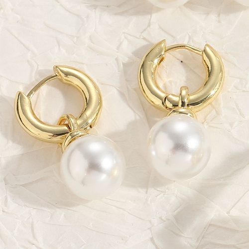 1 paire de boucles d'oreilles créoles plaquées or 14 carats élégantes et luxueuses de style classique en forme de C avec perles artificielles en cuivre et incrustation asymétrique en zircone.