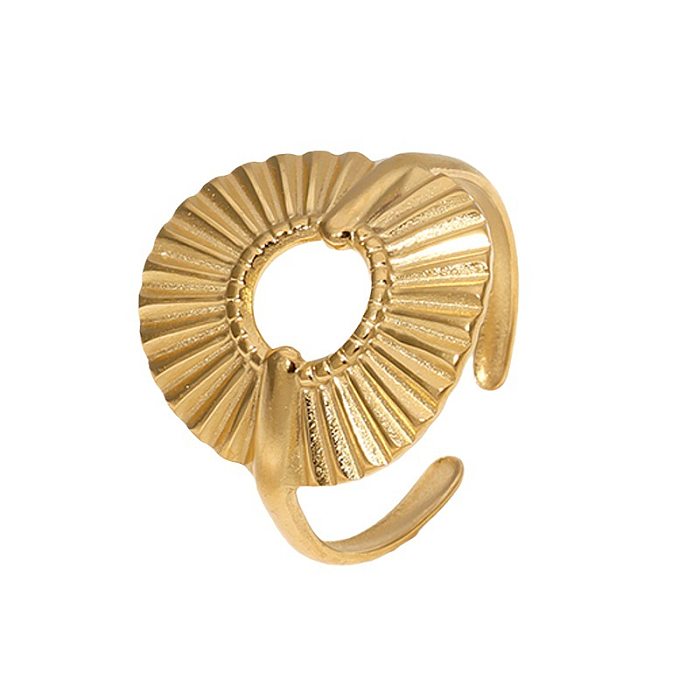 O chapeamento de aço inoxidável geométrico do estilo moderno plissou anéis abertos banhados a ouro 18K