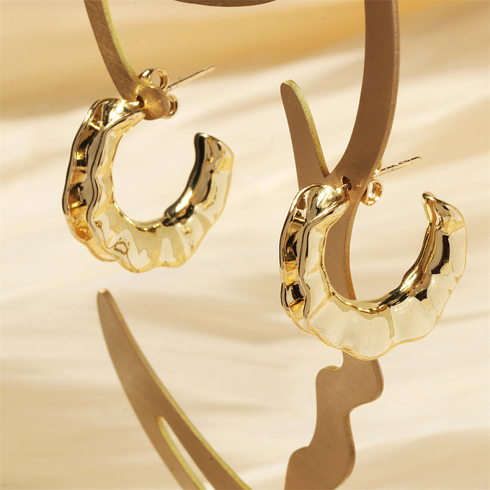 1 paire de clous d'oreilles plaqués or 18 carats en cuivre plaqué or XNUMX carats en forme de C de style simple