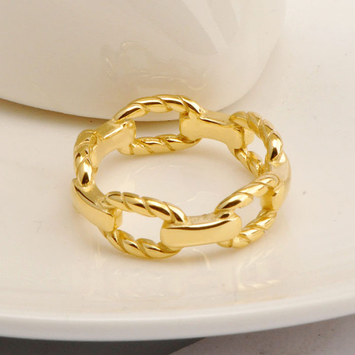 Vente en gros anneaux en acier titane torsadés de style simple