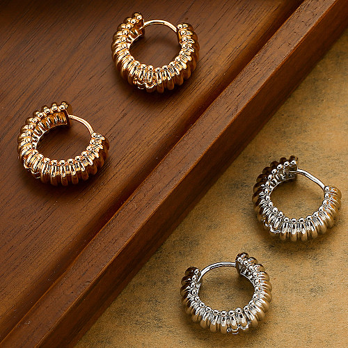 1 paire de boucles d'oreilles créoles rondes de Style Simple, plaquées en cuivre de couleur unie, plaquées or 18 carats