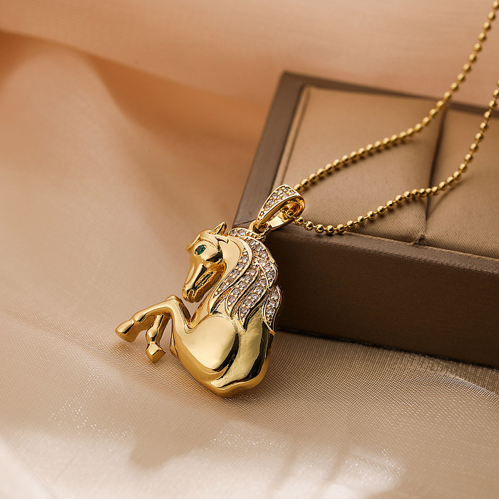 Einfache Halskette mit Anhänger „Pendelpferd“ im schlichten Stil mit Intarsien-Zirkon und 18-karätigem Gold