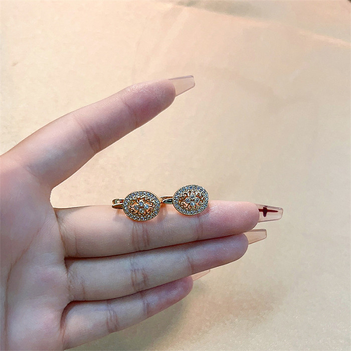 1 Paar lässige, schlichte, ovale, vergoldete Ohrringe mit hohlem Inlay aus Kupfer und Zirkon