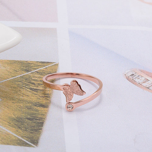 Venta al por mayor joyería de anillo de acero de titanio con mariposa esmerilada abierta de oro rosa de 14k