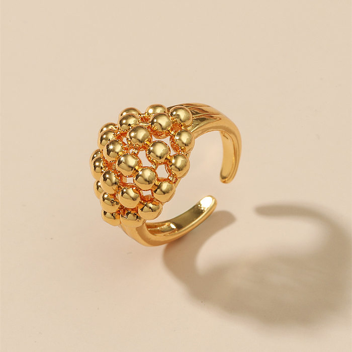 Offene Ringe aus Kupfer im schlichten geometrischen Stil