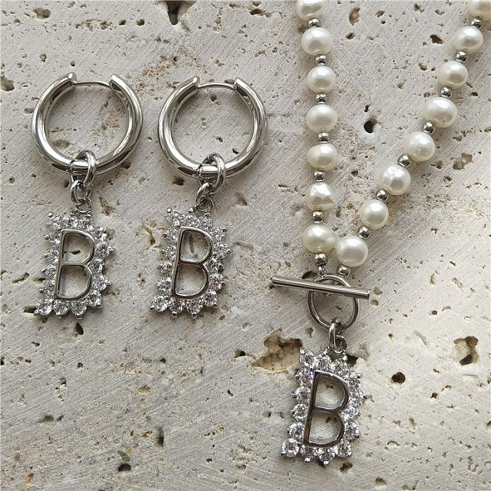 Einfache Halskette mit Buchstaben-Kupfer-Inlay und Zirkon-Ohrringen