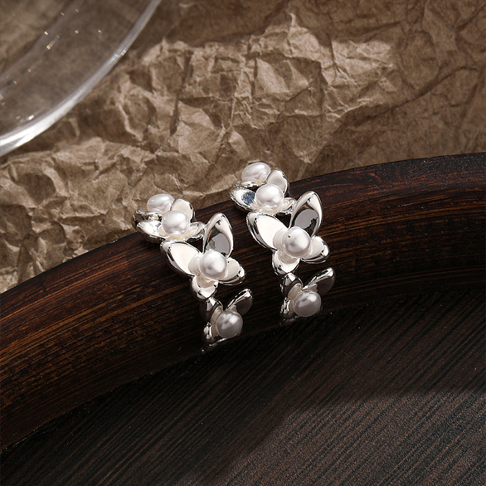 1 par de pendientes chapados en plata y perlas de cobre con incrustaciones de mariposas de estilo Simple