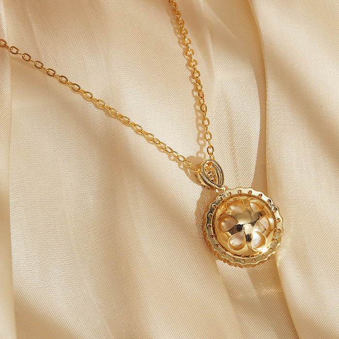 Elegante, runde Kupfer-Anhänger-Halskette mit 18 Karat vergoldeten künstlichen Perlen und Zirkonen in großen Mengen