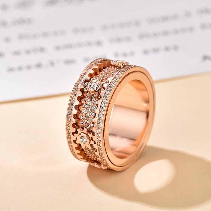 Originelles Design: Ringe mit geometrischen Kupfereinlagen und künstlichen Edelsteinen