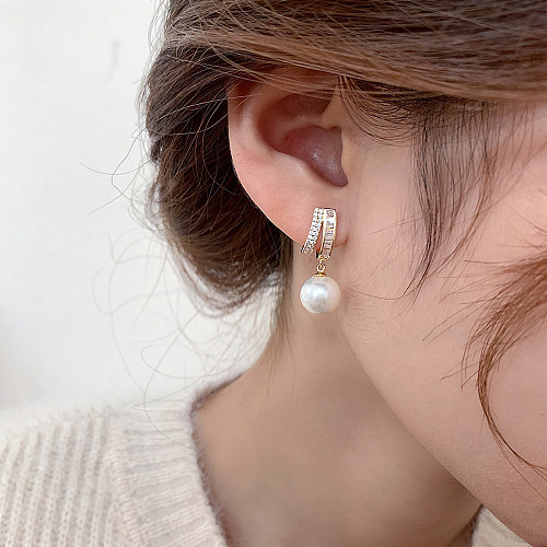 1 paire de boucles d'oreilles en forme de C, plaqué cuivre, incrustation de perles en Zircon