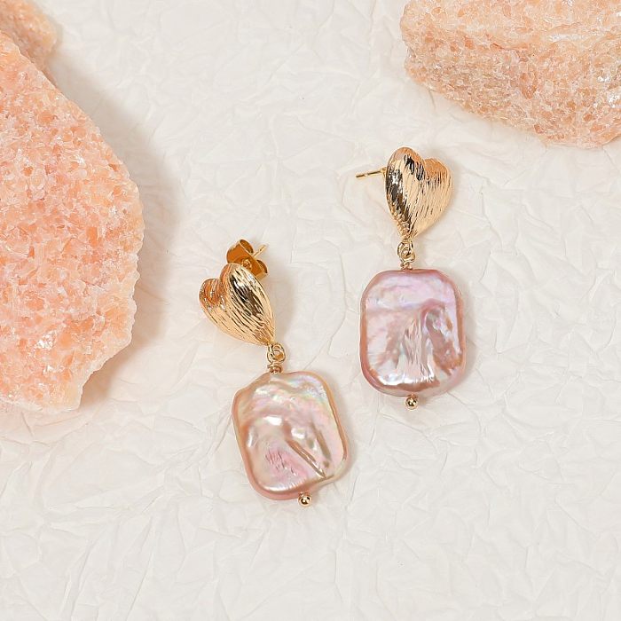 1 par de pendientes colgantes chapados en oro con perlas de agua dulce de cobre con incrustaciones en forma de corazón cuadrado Glam