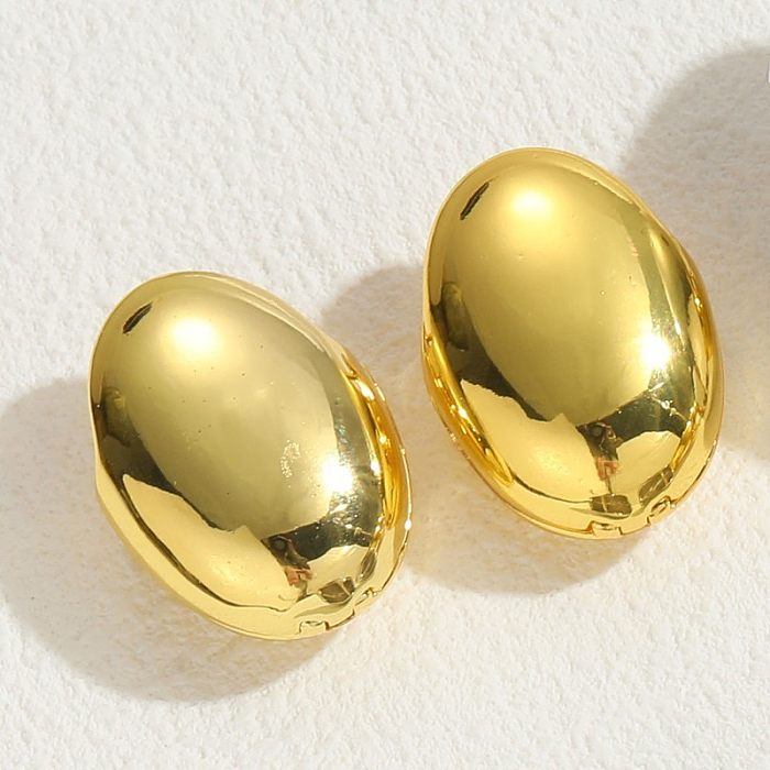 1 paire de clous d'oreilles asymétriques en cuivre plaqué or 14 carats, style classique, couleur unie