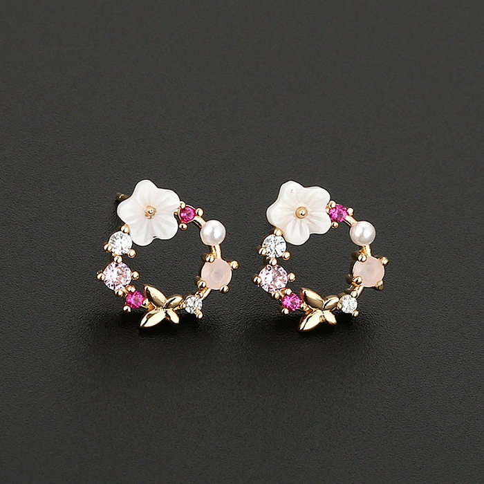 1 paire de clous d'oreilles décontractés en placage de fleurs douces, incrustation de strass en cuivre et de perles