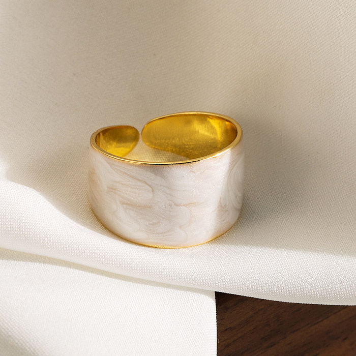 Anillo abierto de banda ancha chapado en oro artístico de color sólido con revestimiento de esmalte de cobre de 18 quilates