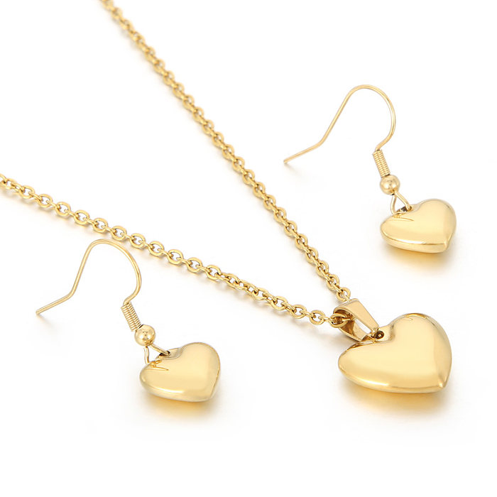 Collar de pendientes chapado en oro de 18 quilates con revestimiento de acero de titanio en forma de corazón de estilo moderno