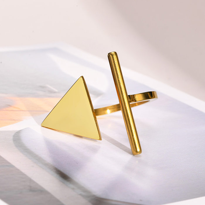 Anillo abierto chapado en oro de acero titanio triangular de estilo simple