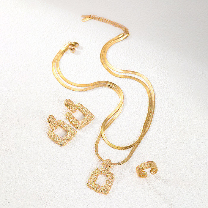 طقم مجوهرات مطلي بالذهب عيار 18 قيراط من الفولاذ المقاوم للصدأ مربع الشكل بتصميم بسيط