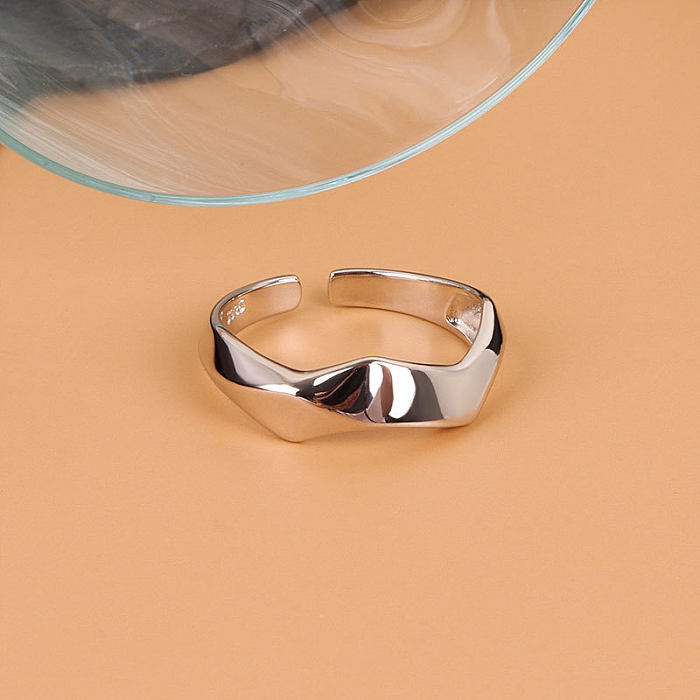 Offener Ring im schlichten Stil mit geometrischer Verkupferung