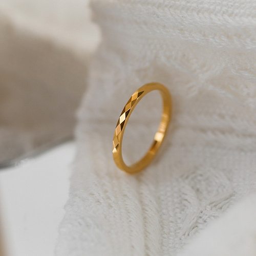Anéis chapeados ouro simples do aço 18K do titânio da cor sólida do estilo no volume