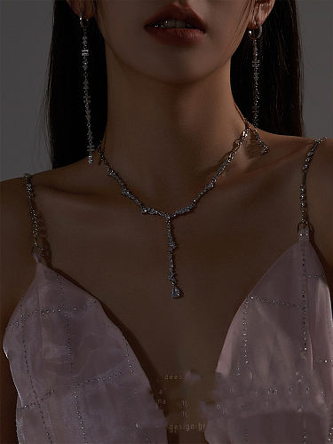 Collier de boucles d'oreilles en strass avec incrustation de chaîne en cuivre de couleur unie de Style Simple