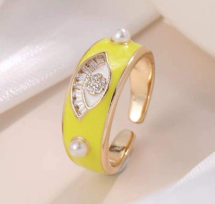 Elegante anillo abierto de circonita con incrustaciones de esmalte de cobre y perlas artificiales
