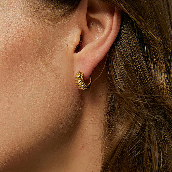 1 Paar schlichte, einfarbige, vergoldete Ohrringe mit Kupferbeschichtung
