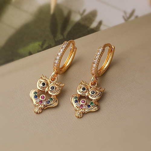 1 paire de boucles d'oreilles pendantes en forme de hibou, Style Simple, incrustation de cuivre et de Zircon plaqué or 18 carats