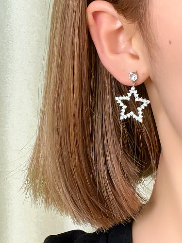 1 paire de boucles d'oreilles pentagramme de Style Simple et décontracté, incrustation de cuivre et de Zircon plaqué or blanc