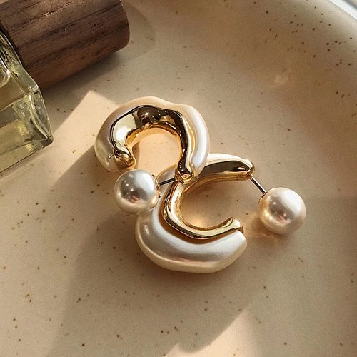 1 par de pendientes chapados en oro y perlas de cobre con incrustaciones en forma de C elegantes e informales