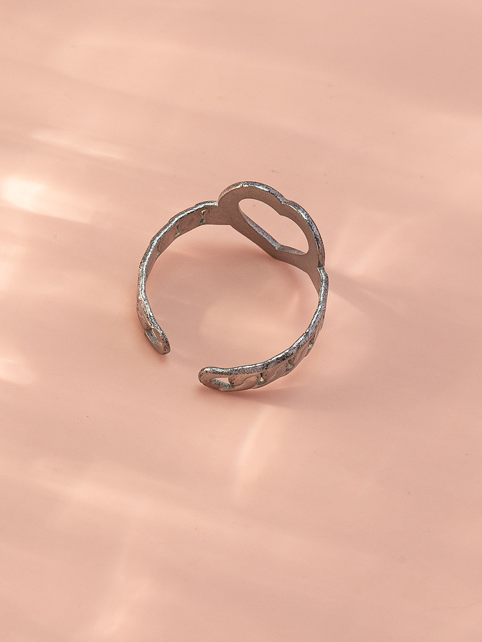 Le style simple laisse les anneaux ouverts creux d’acier inoxydable de forme de coeur