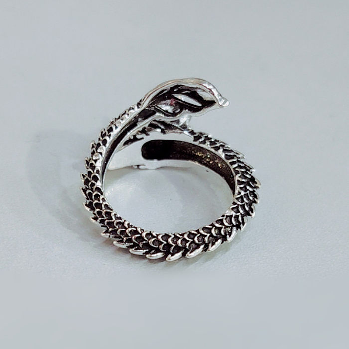 Dragão dominador retrô abrindo novo anel de cobre com dedo indicador do zodíaco