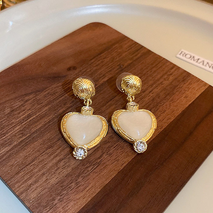 1 paire de boucles d'oreilles pendantes en forme de cœur, incrustation de strass en cuivre et de perles