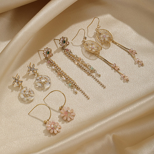 1 par de pendientes colgantes chapados en oro de 14K con incrustaciones de cadena chapada en flor dulce estilo IG, circonita de perlas de agua dulce de cobre