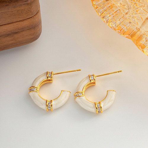 1 par de pinos de orelha banhados a ouro 18K, estilo moderno, formato C, esmaltado, cobre, diamante artificial