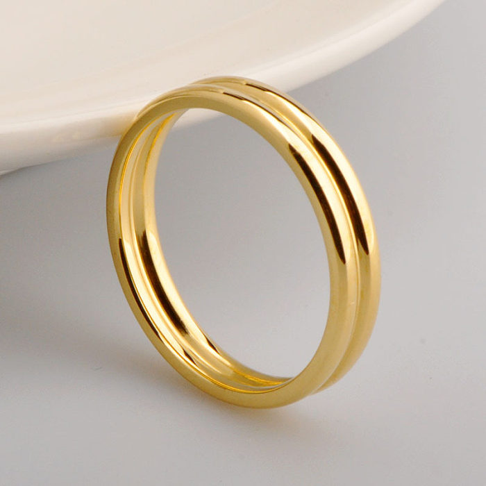 Anéis banhados a ouro 18K de aço titânio de cor sólida de estilo simples por atacado