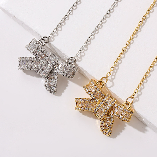 Einfache Halskette mit Schleifenknoten-Anhänger aus Edelstahl, Kupfer und Zirkon in loser Schüttung
