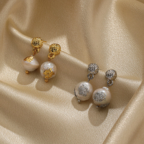 1 par de pendientes de gota chapados en plata chapados en oro de 18 quilates con incrustaciones redondas clásicas de cobre y perlas de agua dulce