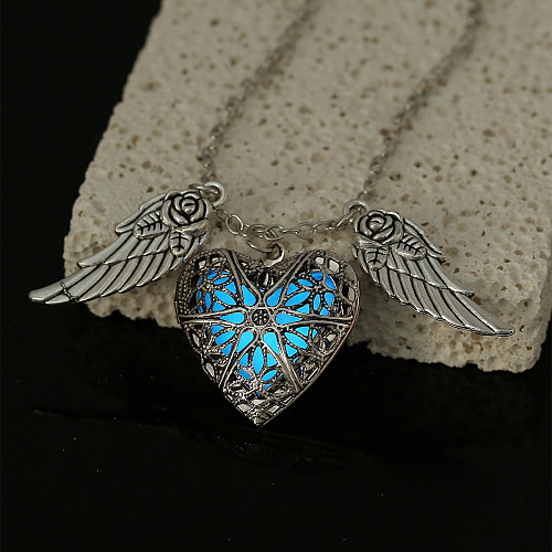 Estilo clássico forma de coração asas cobre chapeamento luminoso incrustação resina banhado a prata pingente colar