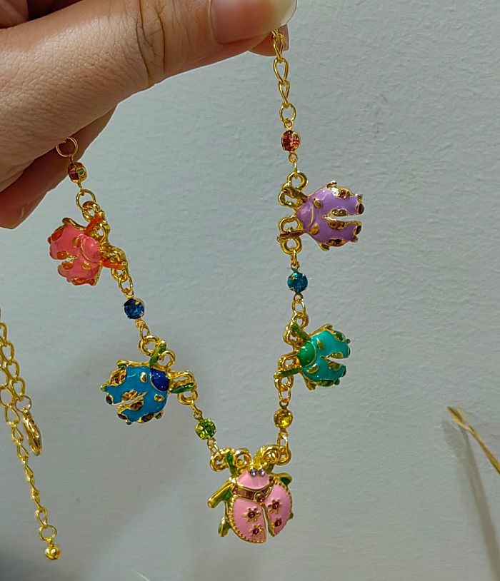 Collier rétro en cuivre avec insectes en vrac