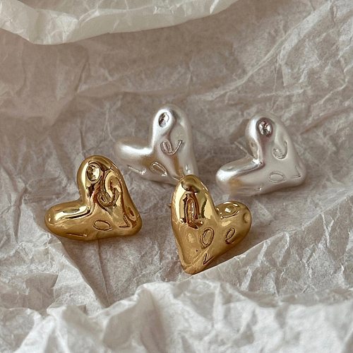 1 paire de clous d'oreilles en cuivre plaqué en forme de cœur, Style Vintage