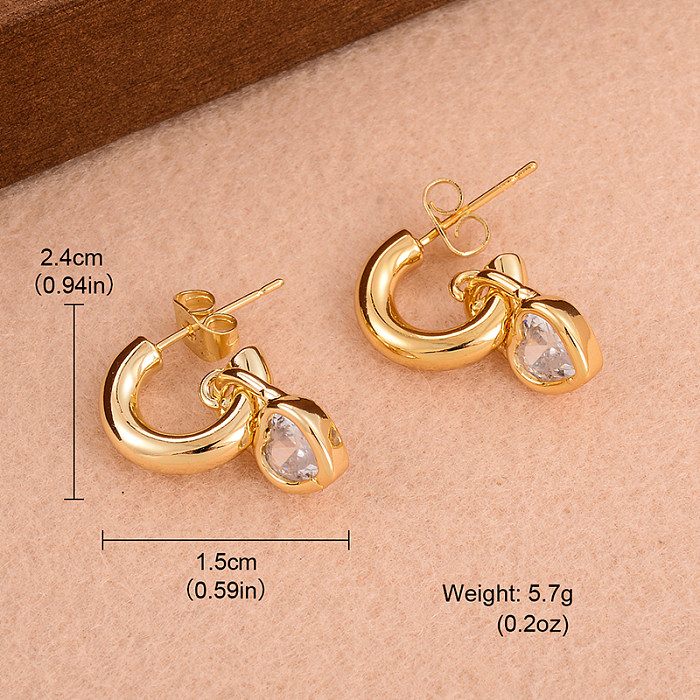 1 Paar einfache C-förmige herzförmige Überzug-Ohrringe aus Kupfer mit Zirkon und 18 Karat vergoldetem Ohrhänger
