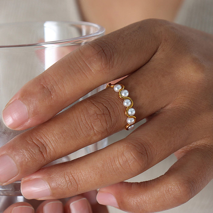 Anillo abierto de perlas artificiales con incrustaciones de acero de titanio geométrico elegante