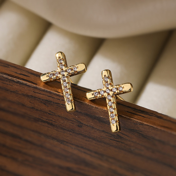 1 Paar Ohrstecker im schlichten Stil mit Kreuzvergoldung und Inlay aus Kupferzirkon und 18-Karat-Vergoldung