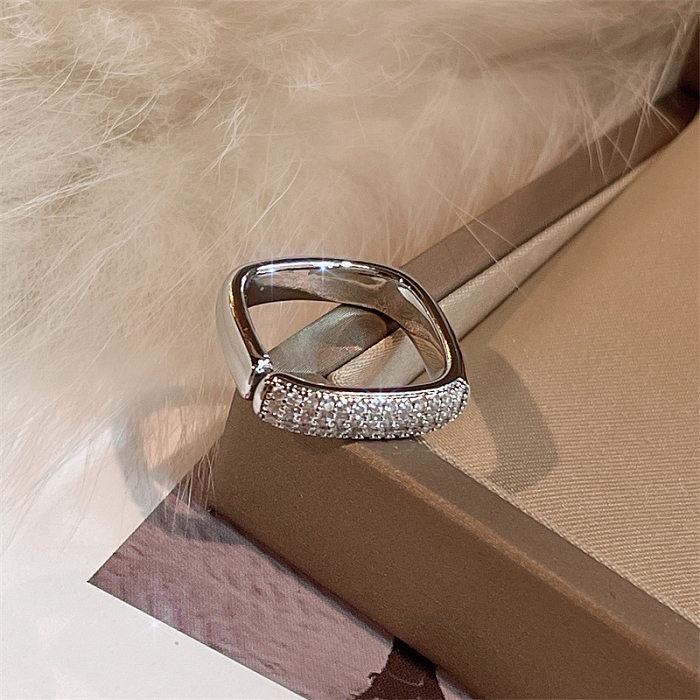 Elegante offene Ringe mit geometrischem Kupfer-Inlay und Strasssteinen